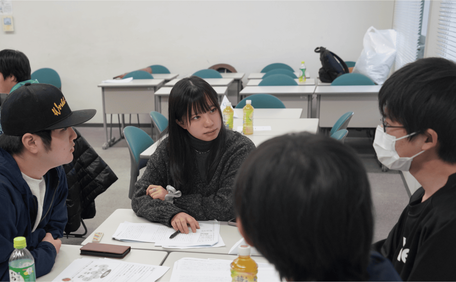 プレゼンテーションを行う学生