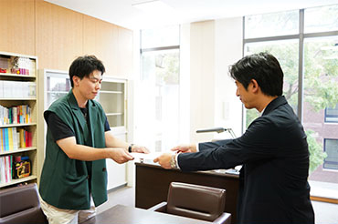 「データサイエンスプログラム」 第1号認定者に修了証授与