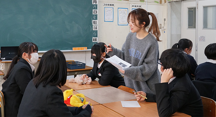 大橋純子ゼミ 地域の小・中学校で、「認知症に関する講話」を実施