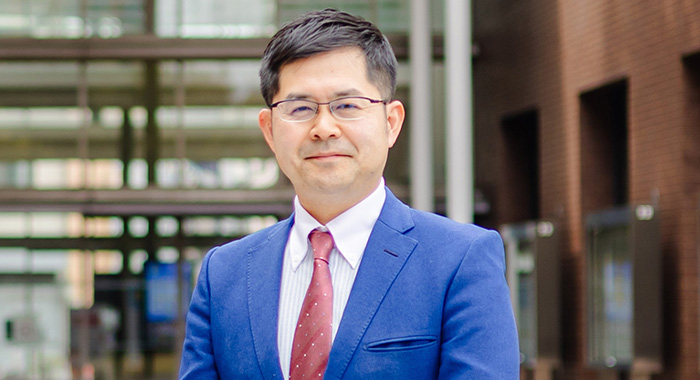 学生との対話で学びへの意欲を引き出し、スポーツビジネスの現場体験で主体性と実践力を育てる。