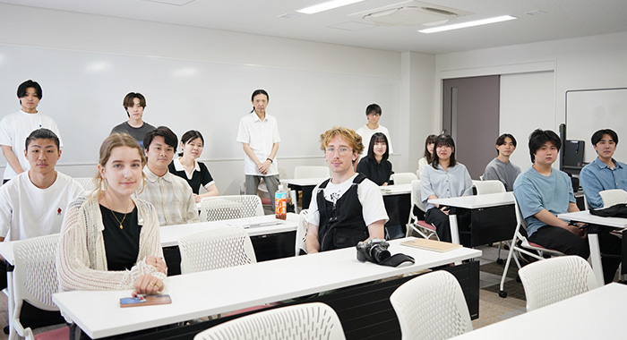 フランス人留学生と共に「クソどうでもいい仕事」という切り口で社会を捉える