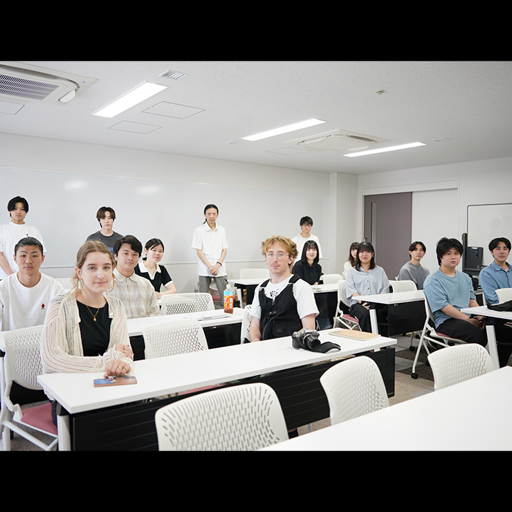 フランス人留学生と共に「クソどうでもいい仕事」という切り口で社会を捉える
