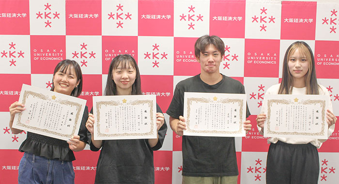 幼児の安全を守った行動に感謝状―東淀川警察署から水泳部の学生4名に表彰