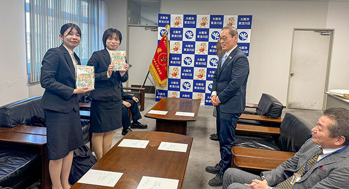 弓道部（女子）が全国優勝旗を手に東淀川区長を表敬訪問