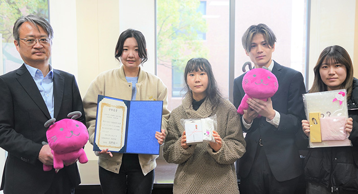 「ISFJ最優秀政策提言賞」「WEST分科会賞」のダブル受賞を称え、経済学部長賞を授与